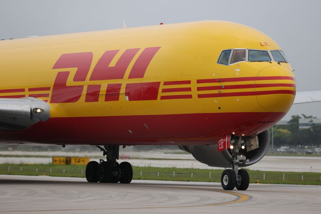 Un avión de DHL se prepara para despegar del Aeropuerto Internacional de Florida. La compañía alemana dijo que seguiría de cerca la situación en Ucrania y mantendrán informados a sus clientes.