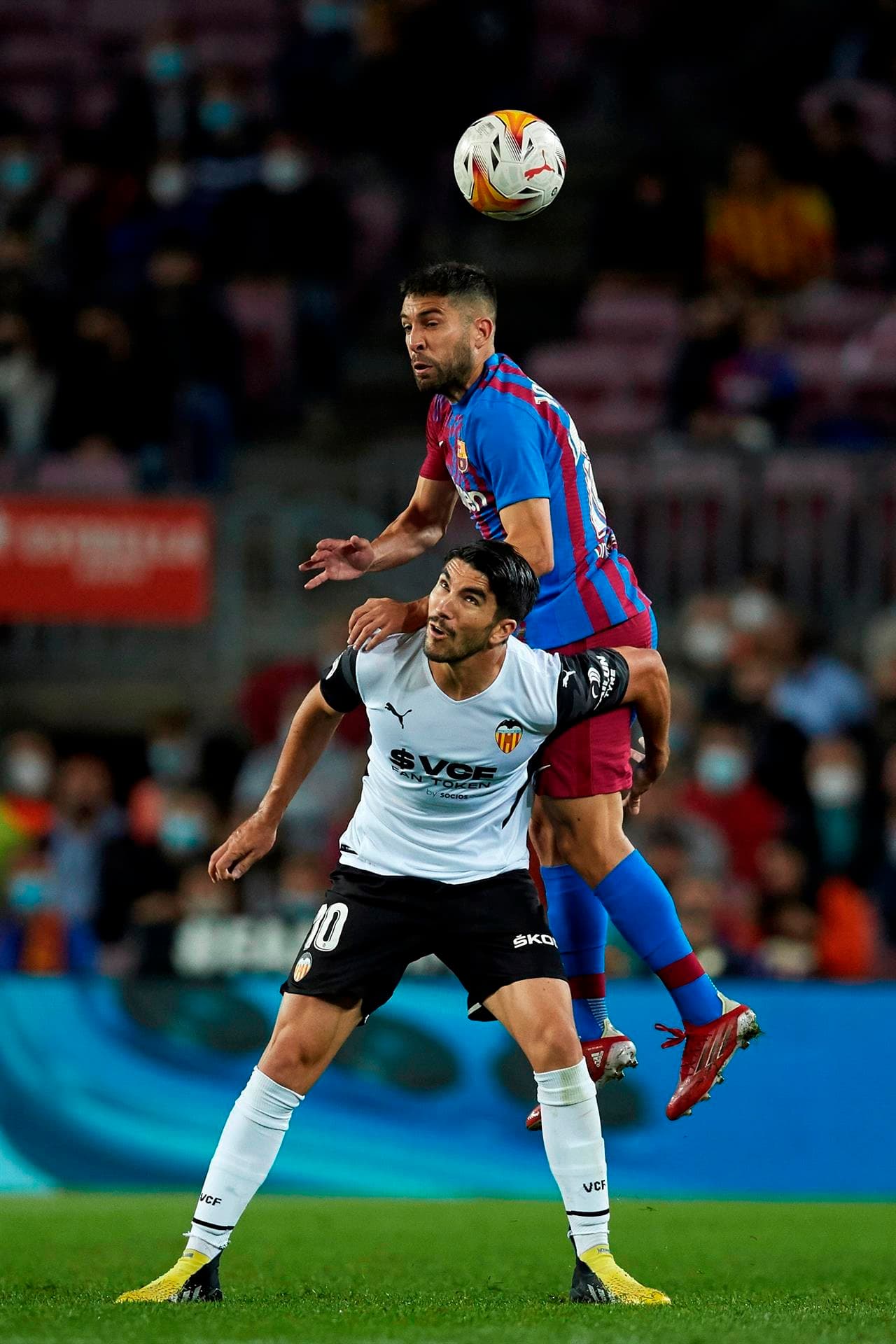 El Barcelona se lleva el triunfo sobre el Valencia con marcador 3-1, durante la novena jornada en La Liga. José Luis Gayá ponía arriba a los 'Chés' al minuto 5', pero Ansu Fati (13'), Memphis Depay con un penalti (41') y Philippe Coutinho (85') le dieron la victoria al equipo dirigido por Koeman.