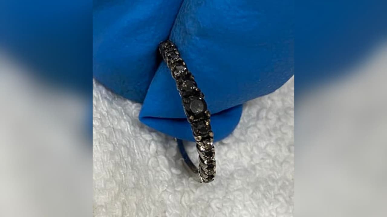 Para tratar de identificarla, la policía publicó las fotos que ella usó al momento de morir, entre las que están un anillo que tenía en el dedo anular derecho.
<br>