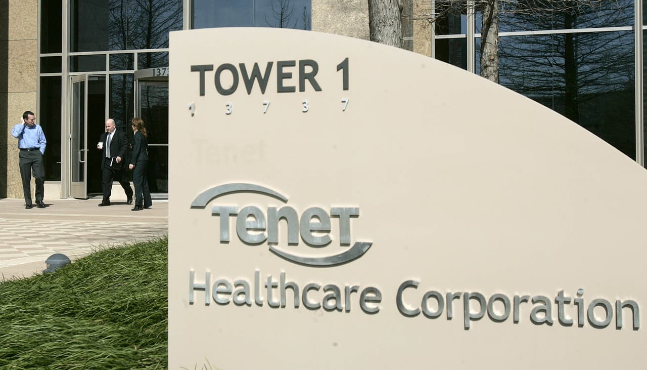 <b>Puesto 17. Tenet Healthcare. Trabajadores suspendidos: Alrededor de 11,000. </b>Este proveedor de servicios de salud tenía más de 113,000 empleados a comienzos de 2020. Anunció el 15 de abril que suspendería alrededor del 10% de su fuerza laboral. La compañía opera 65 hospitales en todo el país.