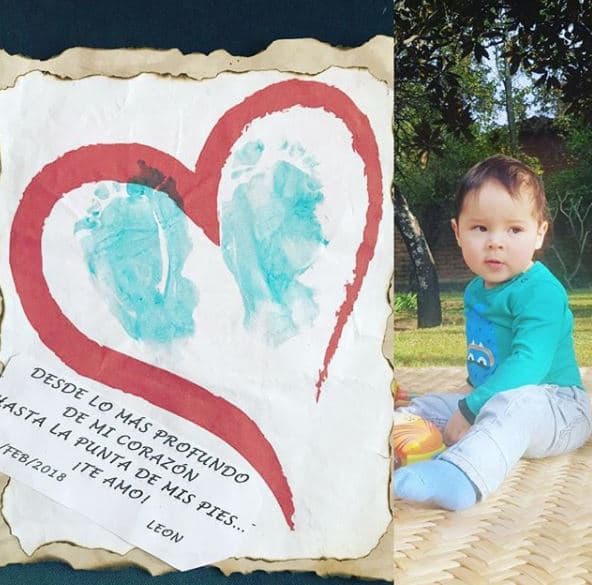 En su primer día del amor, el pequeño llevó a su madre un trabajo elaborado en su guardería, en el que están plasmadas las huellas de sus pies.