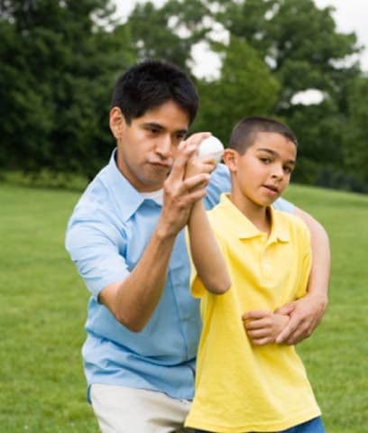 Programas ya establecidosEsta relación positiva también se puede buscar en programas ya establecidos: atletismo, baloncesto, piano, dentro del ambiente académico, dentro del ambiente de la comunidad y a través de esa relación es que nace orgánicamente esa relación de mentor y estudiante mentor.