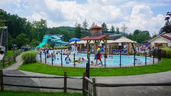<b>Idlewild Park & SoakZone: Ligonier: </b>Este es el parque de diversiones en funcionamiento más antiguo del estado de Pensilvania y uno de los más antiguos del país. La piscina de olas de la familia Wowabunga de 280,600 galones produce olas a intervalos regulares para agacharse, bucear y hacer surf, al igual que el océano. Otra atracción digna de mención es el carrusel de madera antiguo, que se construyó en la década de 1920 y es uno de los pocos que quedan de su tipo.
<br>