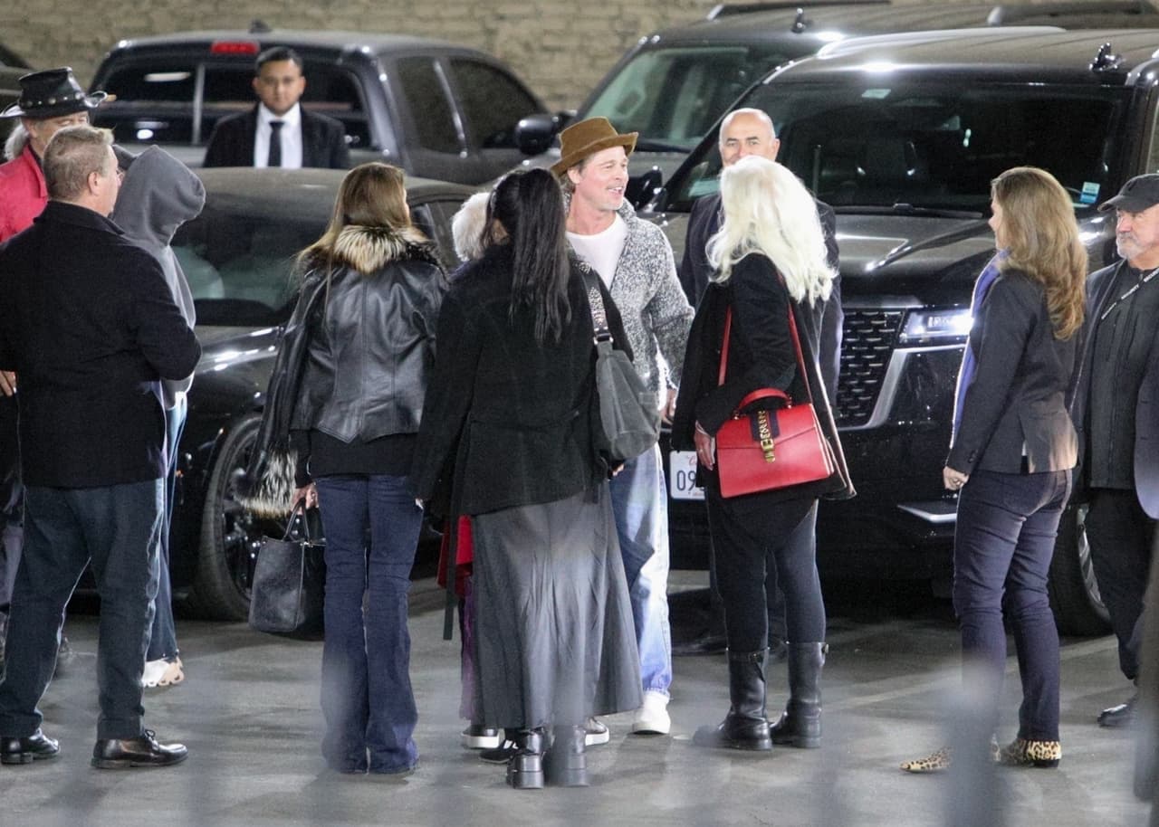 En la reciente cita, Brad Pitt presentó a su supuesta nueva conquista con amigos como Sean Penn, Cindy Crawford y Rande Gerber, quienes también disfrutaron la presentación del cantante irlandés.