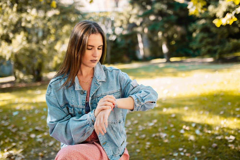 Alguien podría dejarte plantado, no dejes que eso te controle y verás que podrás sanar cualquier error que hayas cometido. Evita prometer lo que podría convertirse en una carga pesada. 
<br>