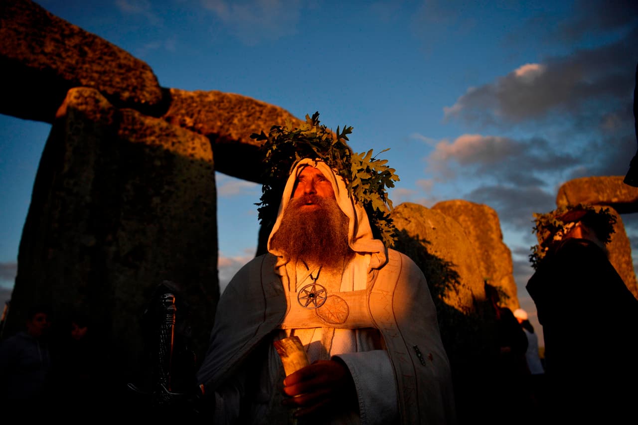 El amanecer el 20 de junio de 2019 en Stonehenge, un sitio prehistórico de rituales astronómicos al sudeste de Reino Unido. Allí los solsticios de verano e invierno se han celebrado durante más de 5,000 años. Fue diseñado para que la posición del sol estuviera correctamente alineada con las rocas en esta fecha y cada año es visitado por miles de entusiastas del esoterismo, la magia y la astronomía. En 2020 estará cerrado por la pandemia y solo se podrá ver una transmisión en vivo por redes sociales. 
<br>
