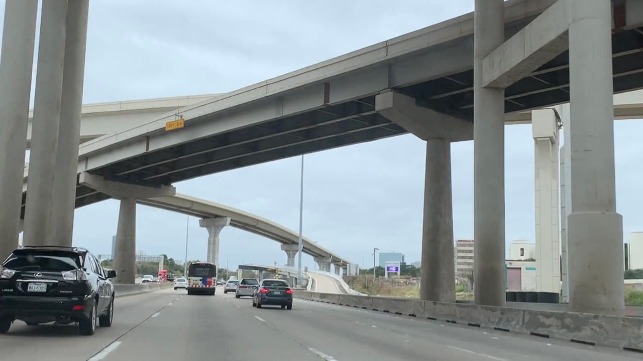 Aquí te compartimos consejos de la 
<a href="https://www.univision.com/local/houston-kxln/precio-gasolina-texas-fotos">agencia AAA Texas</a> para conducir con seguridad en pavimento congelado.