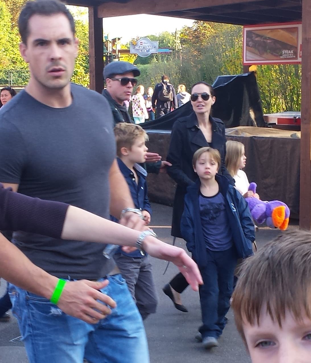 Knox también estaba presente. Al notar la presencia de las cámaras la famosa pareja paró de pelear.