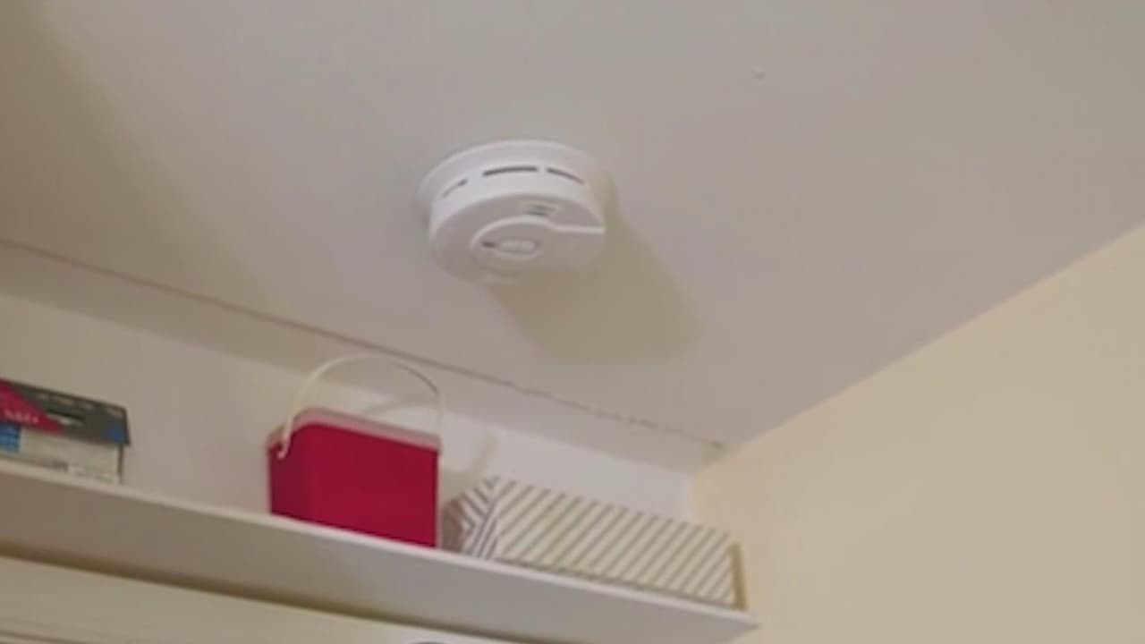 Los detectores de humo son fundamentales para prevenir incendios en casa