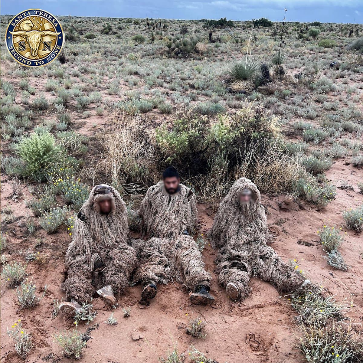 Los tres migrantes arrestados al ser descubiertos mientras se escondían en una zona desértica de la frontera sur en Santa Teresa, en Nuevo México.
