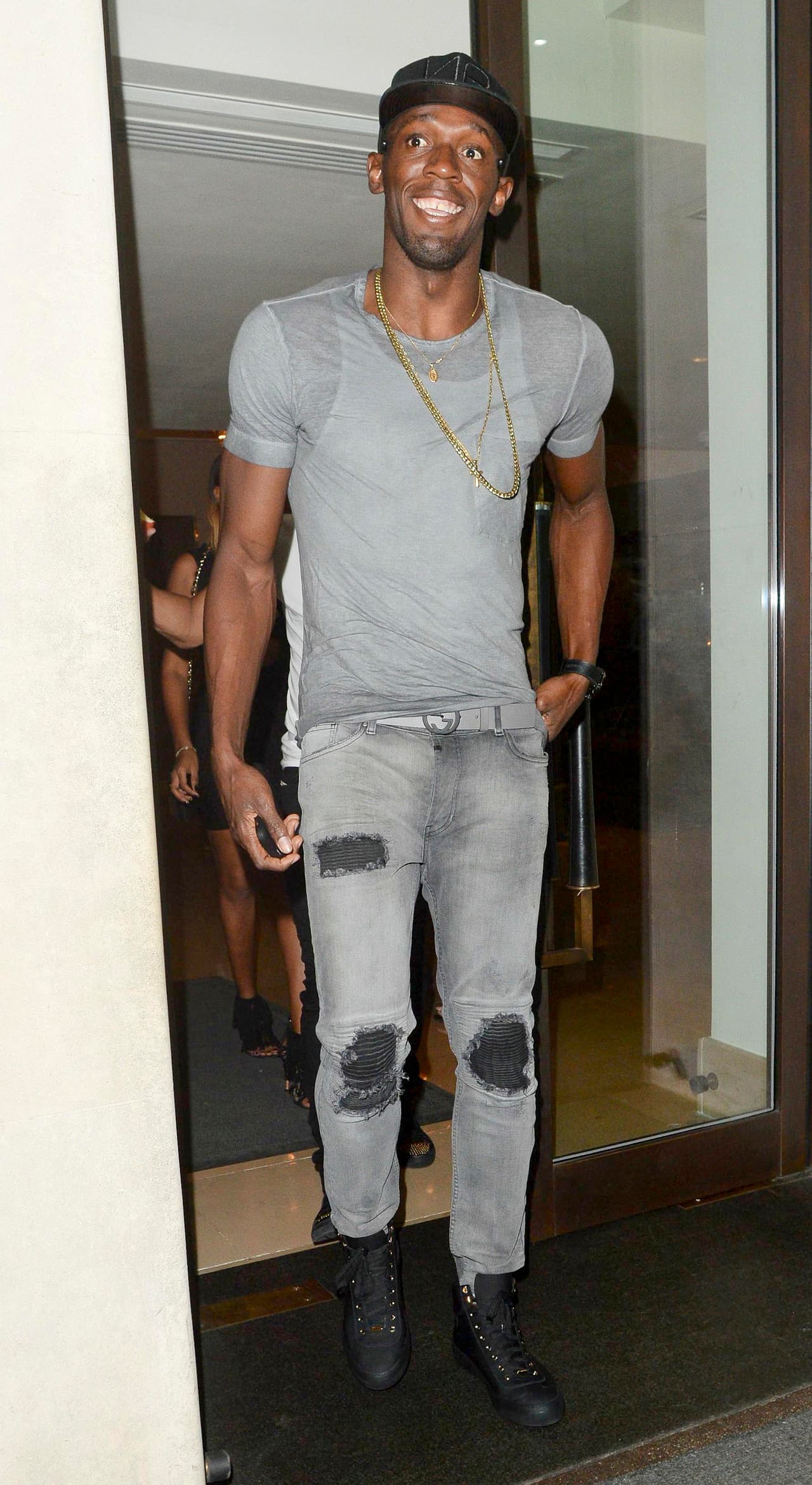 Aunque la fiesta olímpica terminó, Usain Bolt sigue con mucha pila para sigue de parranda.