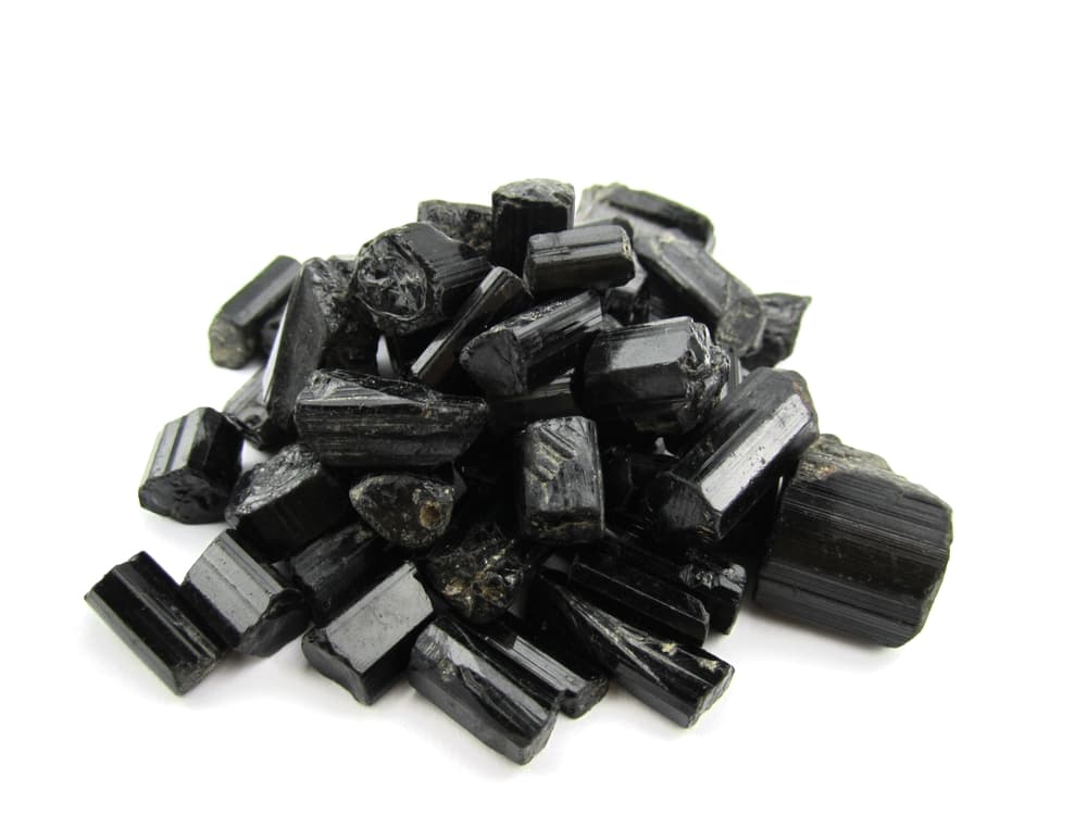 Por ejemplo, si viene a tu lugar o se acerca ese compañero o personita particularmente tóxica, agarra con fuerza entre tus manos la turmalina y deja que su energía protectora te calme y no te pongas molesto o tenso con esa mala vibra.