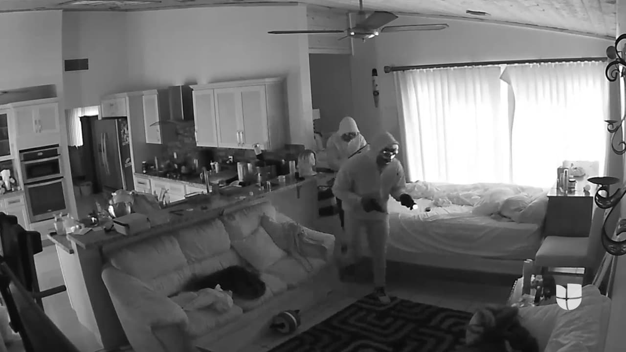 Salió de su casa, la apuntaron con armas y la robaron en su casa de Broward