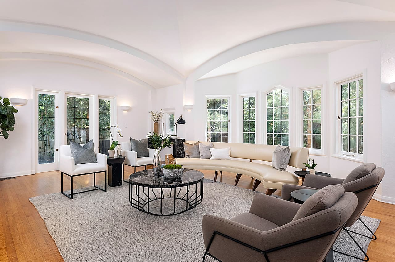 Cuenta con amplios espacios que tienen techos altos y detalles arquitectónicos modernos.
<br>