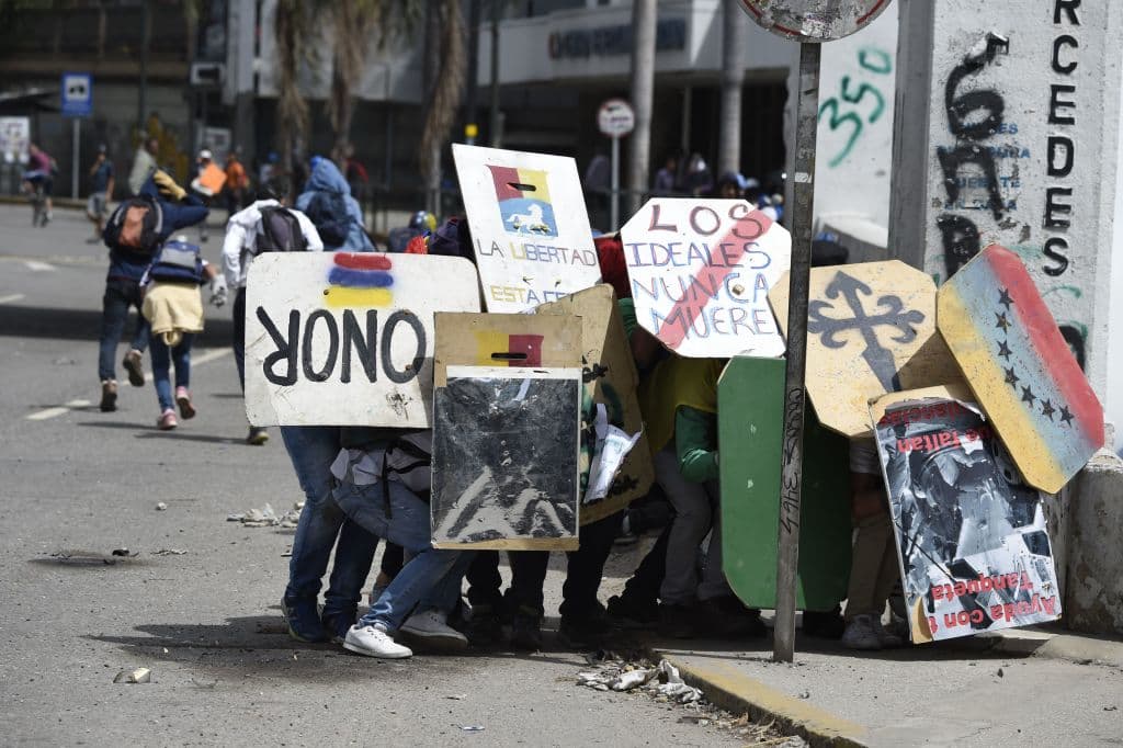 La iglesia católica, que calificó al gobierno de "dictadura", pidió este lunes a Maduro "retirar" de forma "urgente" su proyecto y "devolverle" la institucionalidad democrática al país.
