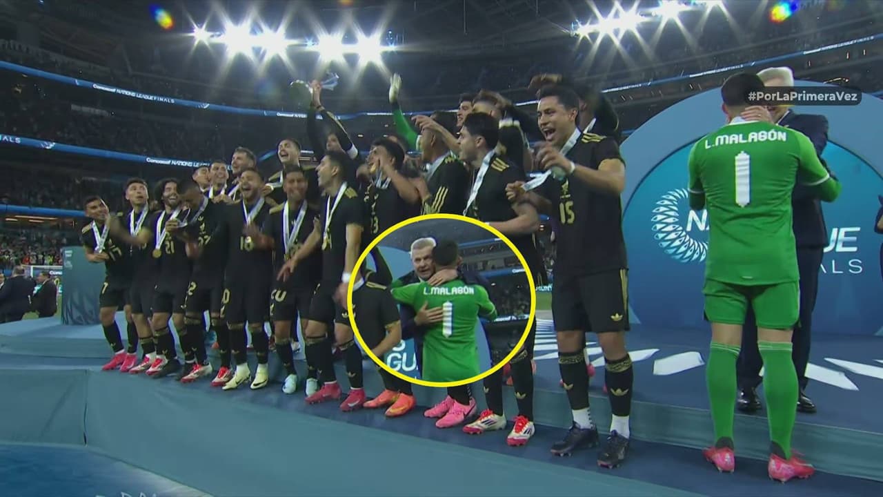 Luis Ángel Malagón y Aguirre intercambian palabras en pleno festejo