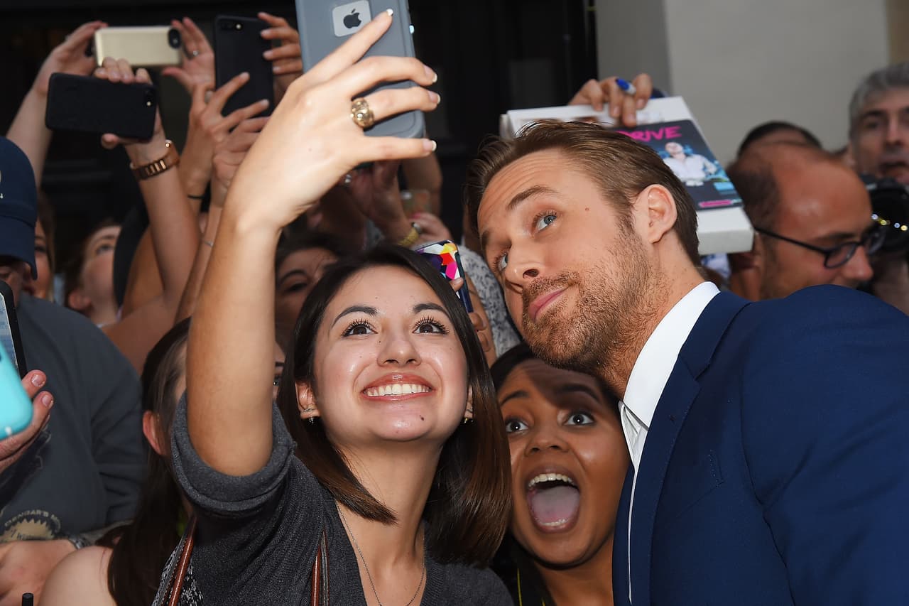 Sacándose selfies con afortunadas chicas, encantadas con él.