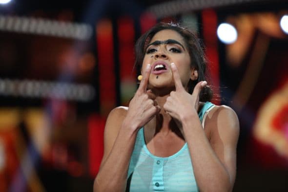 La gala arrancó con un homenaje a Selena. Las chicas se lucieron como nunca en unos retos que fueron diseñados para cada una de ellas. Mariana tuvo su propio show junto a Carlos Calderón, Francisca se robó el show con su personaje de Mela la Melaza, Clarissa se llevó senda ovación gracias a su merengue, Catherine imitó a JLo y Nathalia interpretó a Catalina Creel junto al actor Sebastián Ligarde. La hondureña Nathalia Casco ha demostrado ser imbatible en esta temporada de Nuestra Belleza Latina. Y es que al parecer no hay quien la baje del trono de la belleza. ¡Hasta a su BFF, Geisha, sacó de la competencia!