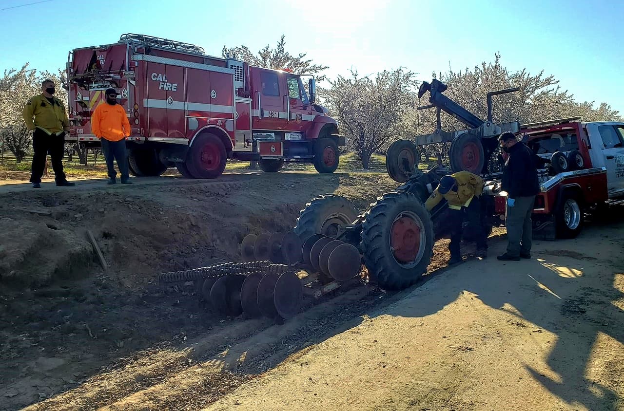 Identifican a trabajador del campo que murió aplastado por su tractor en huerto de almendros