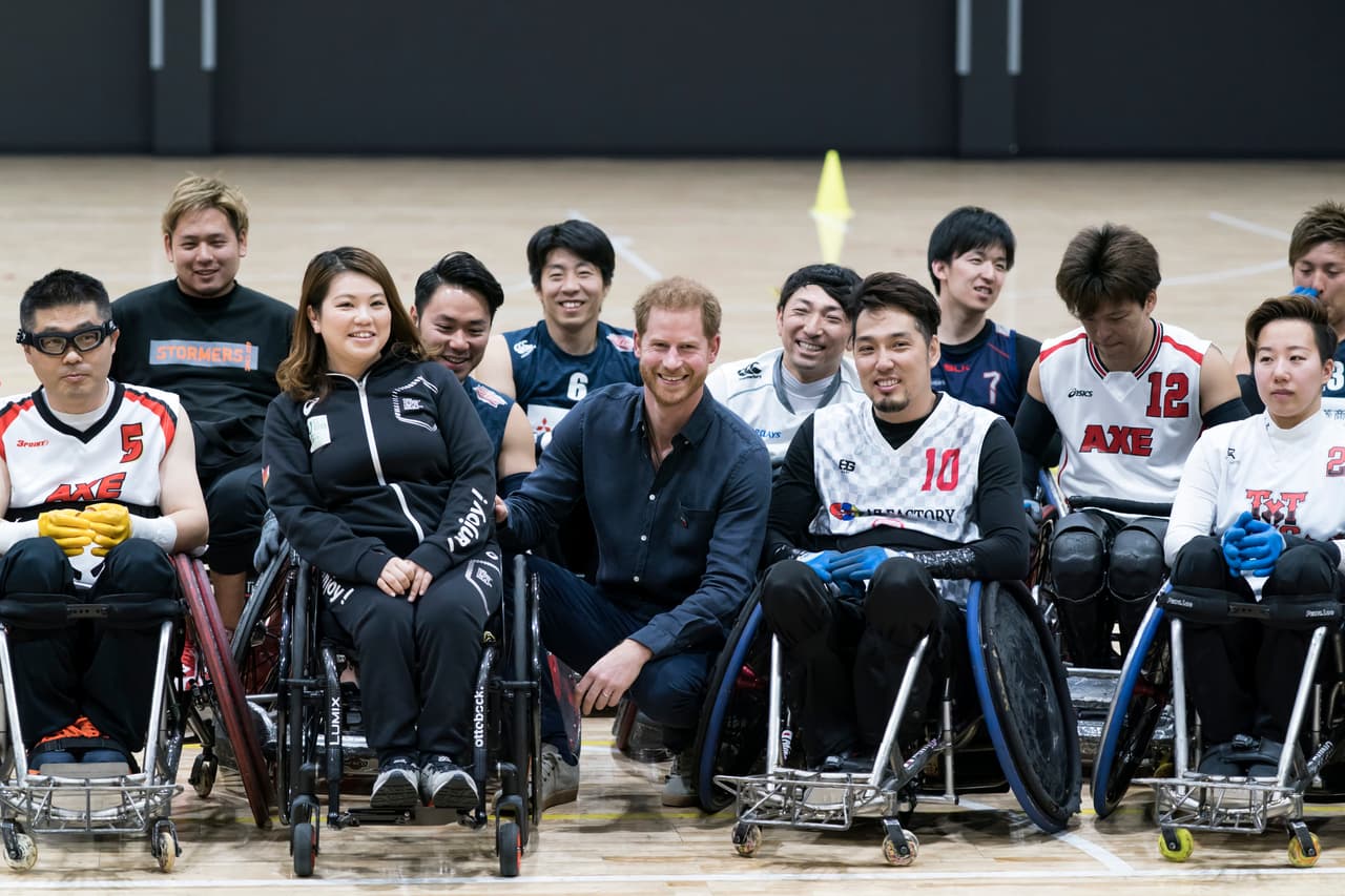 A su paso por Japón, el duque de Sussex recorrió un centro de 
<b>entrenamiento para personas con discapacidad</b>.
