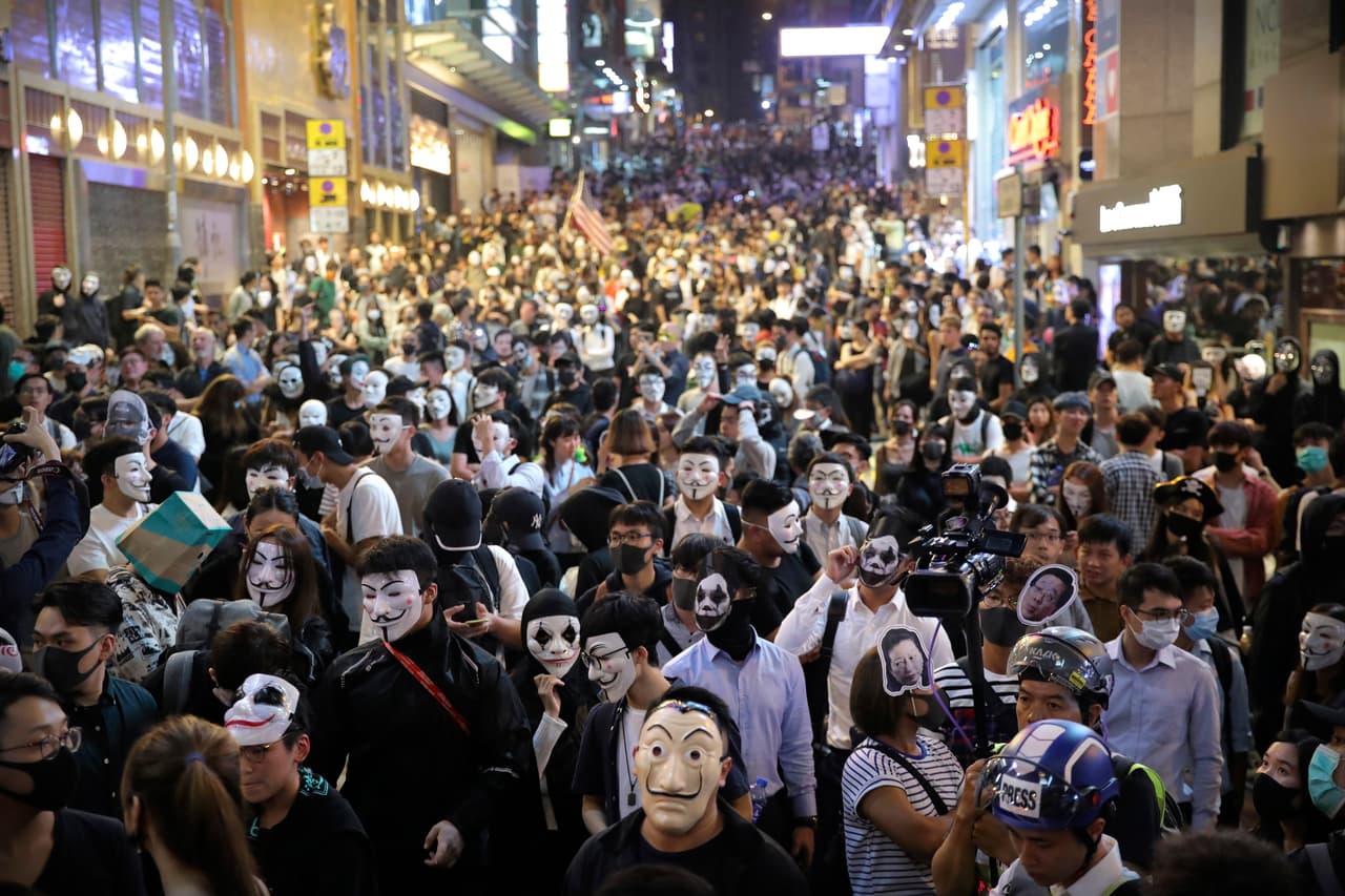 El segundo recurso fue presentado por un grupo de diputados de oposición, el cual denuncia la Ley de Urgencia que Lam decretó en octubre y la cual autoriza al Ejecutivo a tomar "cualquier medida" sin el visto bueno del Parlamento.
<br>