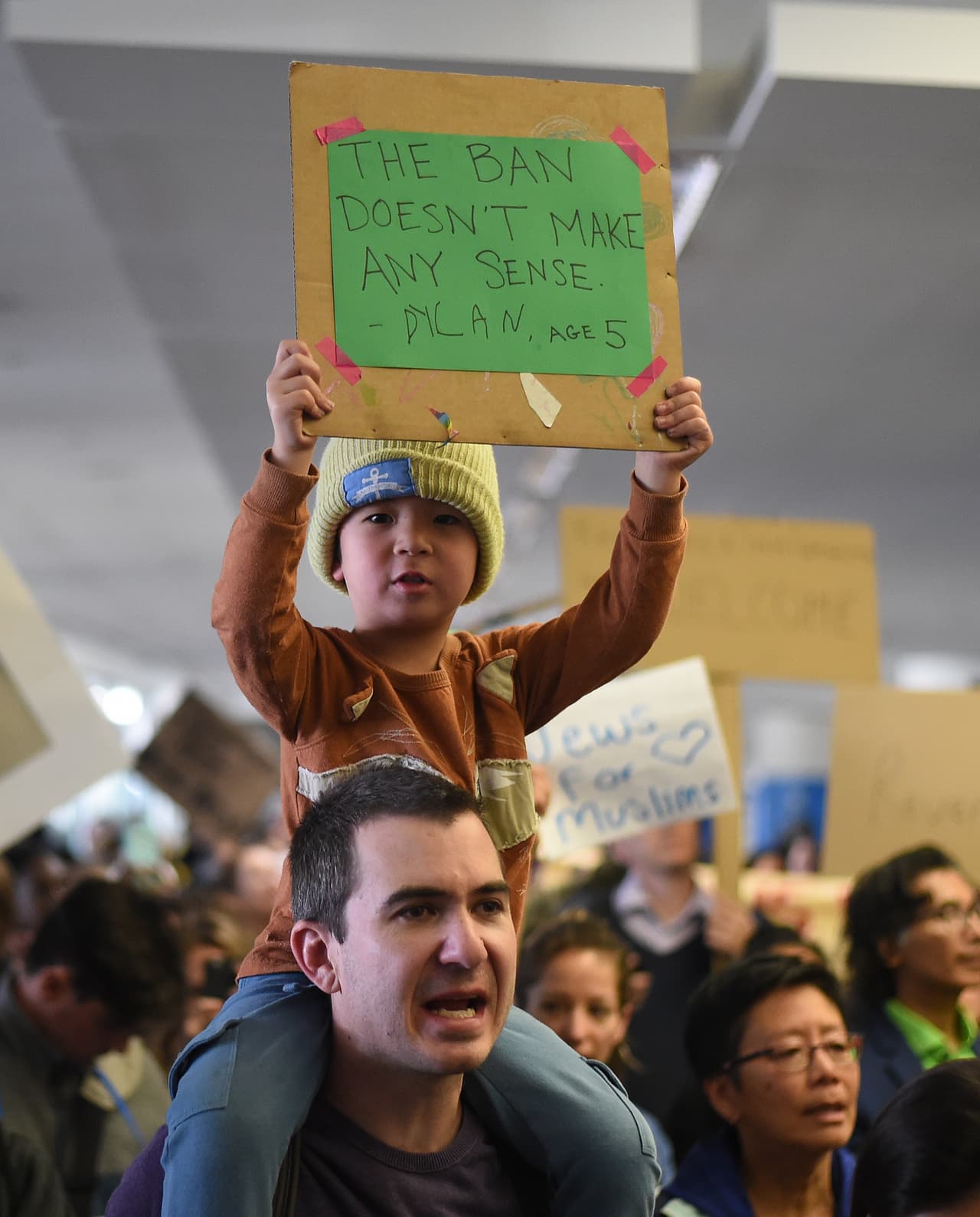 Manifestantes se reunieron en el aeropuerto internacional de San Francisco para protestar contra la orden ejecutiva firmada por el presidente Donald Trump que prohíbe la entrada de inmigrantes de siete países con mayoría musulmana a Estados Unidos durante los siguientes 90 días.