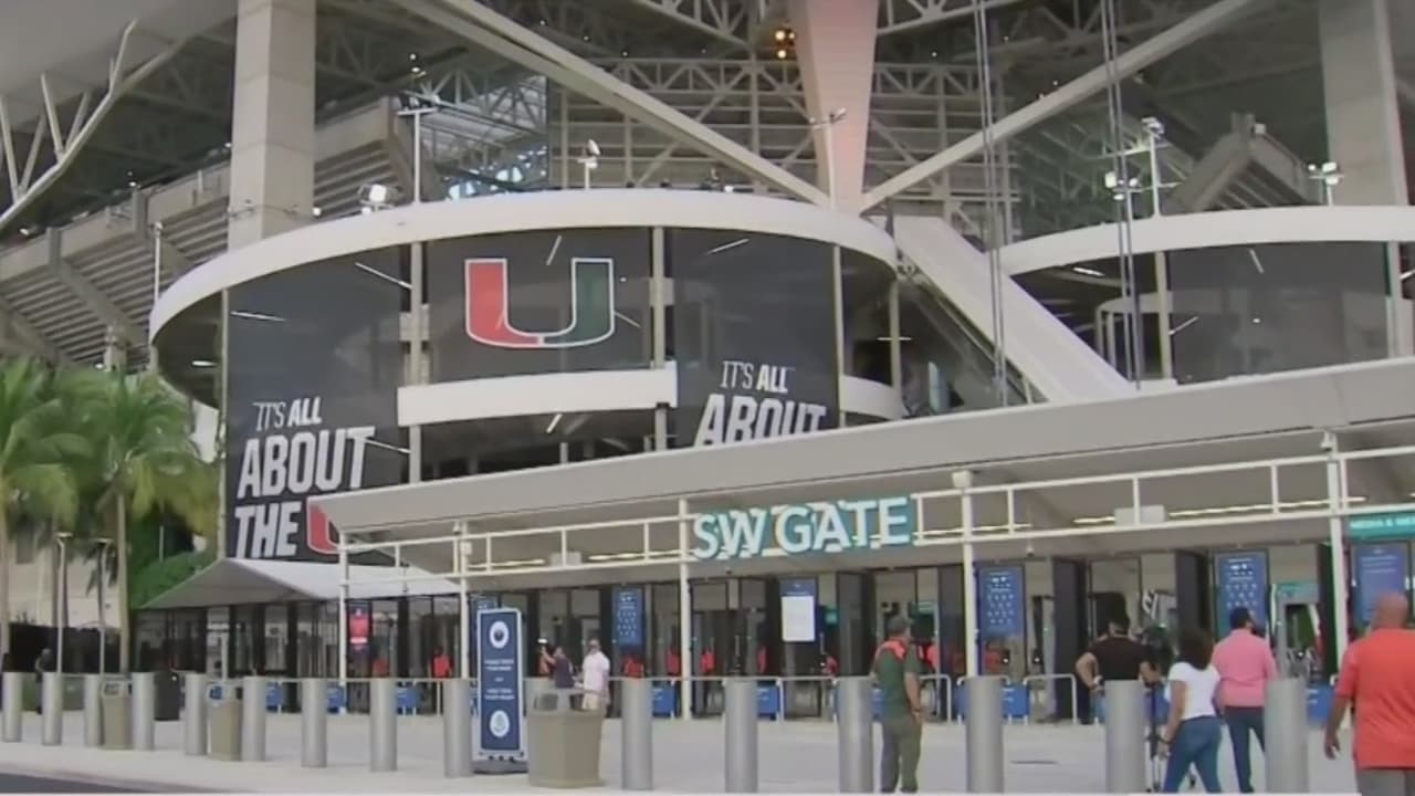 Fanáticos de los Miami Hurricanes vuelven al estadio para verlos jugar, aunque bajo estrictos protocolos