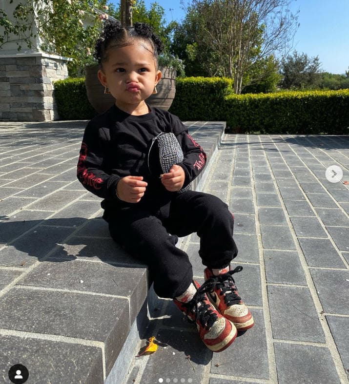 Stormi es muy pequeña, pero sabe muy bien cómo posar haciendo una 'duck face' y vistiendo un
<b><a href="https://www.univision.com/entretenimiento/al-estilo-kardashian-asi-celebro-stormi-hija-de-kylie-jenner-y-travis-scott-su-primera-pascua-video" target="_blank">look</a></b> que podría estar valuado hasta en
<b>2,215 dólares. </b>
<br>