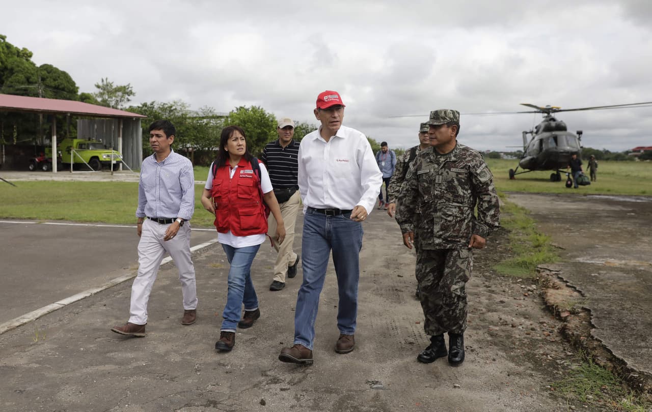 El presidente Vizcarra, segundo a la derecha, llega este domingo al aeropuerto de Yurimaguas para visitar el área afectada. En una transmisión en vivo de Facebook, Vizcarra llamó a la población a mantener la calma antes de ir personalmente donde se ven los da´ños y heridos.