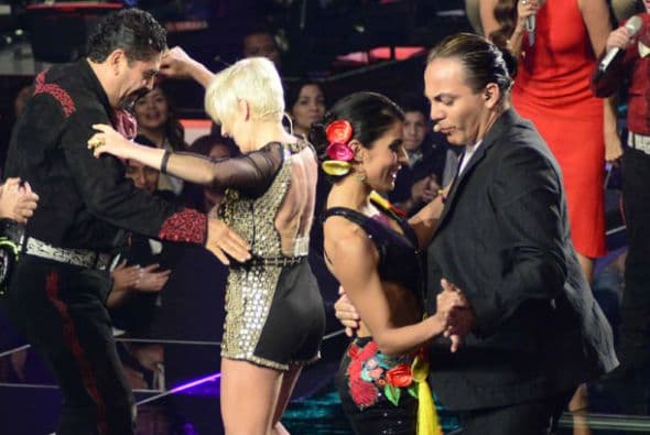 Los jueces subieron al escenario para darnos una clase de baile. Ana Torroja hasta se quitó los zapatos, Cristian Castro enseñó su movimiento de cadera a María León, Espinoza Paz bailó pegadito con Paty Cantú y Pee Wee se movió con candela.