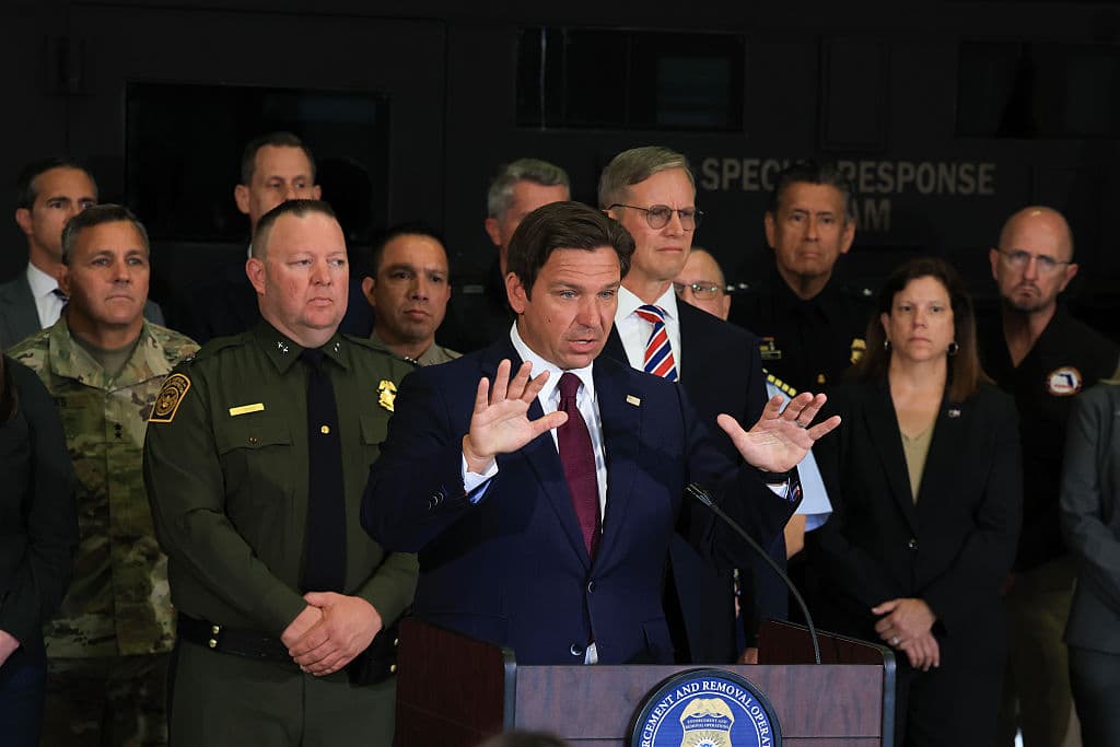 Redada récord en Florida: Ron DeSantis anuncia la detención de 1,120 inmigrantes irregulares en una semana