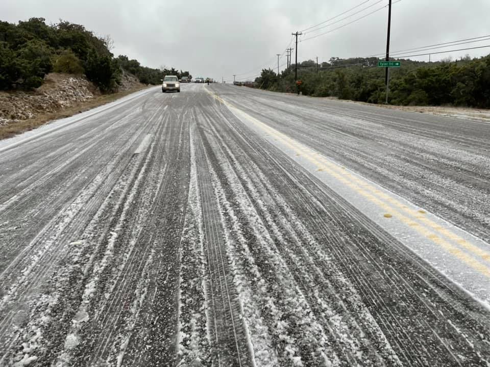 “No conduzcan bajo estas condiciones”: Autoridades suplican a texanos quedarse en casa