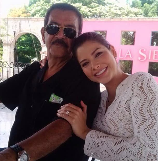 Don Juan siempre está al pendiente de cada uno de los pasos que da Ana.