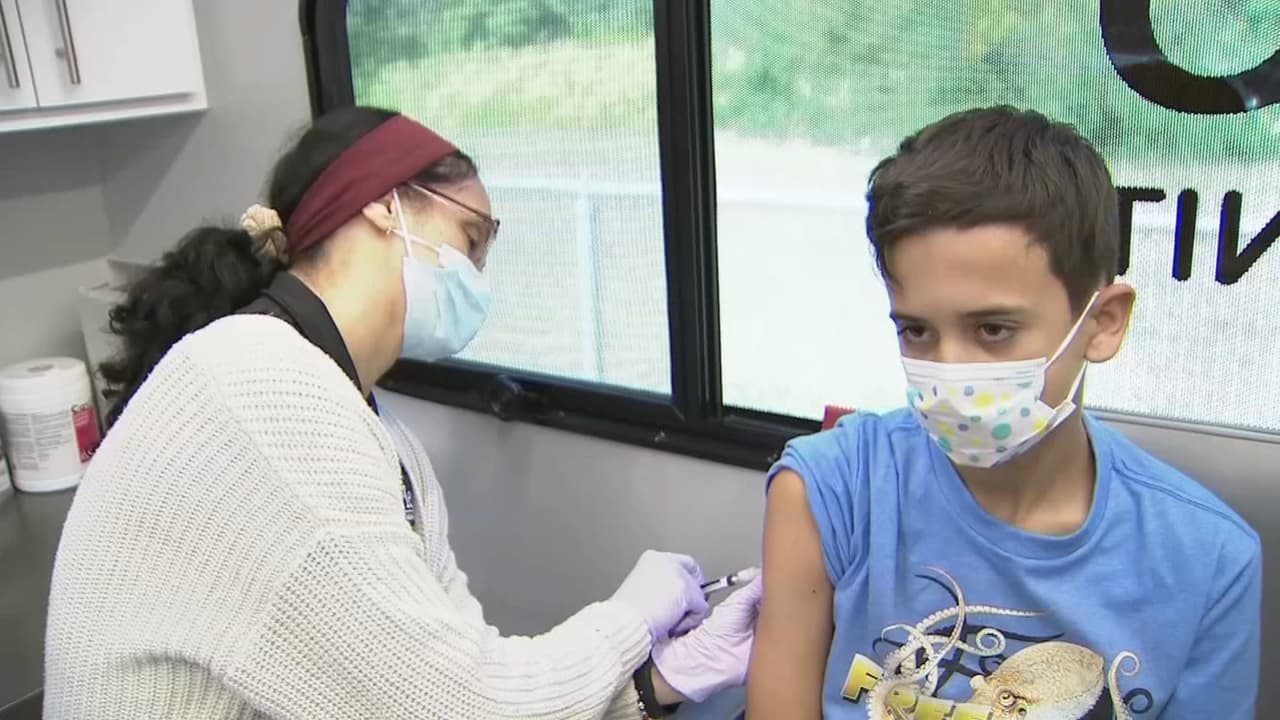 Migrantes recién llegados aprovechan la jornada de vacunación gratuita que ofrece el distrito escolar de Miami-Dade