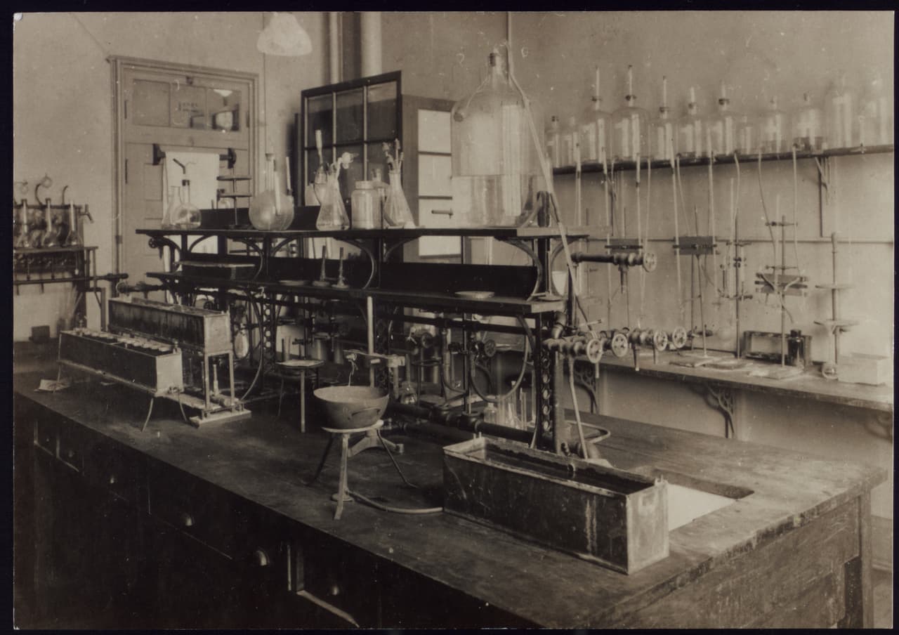 El laboratorio en la Universidad de Toronto donde se desarrolló la insulina. El equipo de Toronto publica entre tanto sus trabajos. No está claro si Paulescu conocía esta investigación, o viceversa, ya que en Rumania, este solicitó una patente sobre la sustancia que llamó pancreína.
<br>
<br>