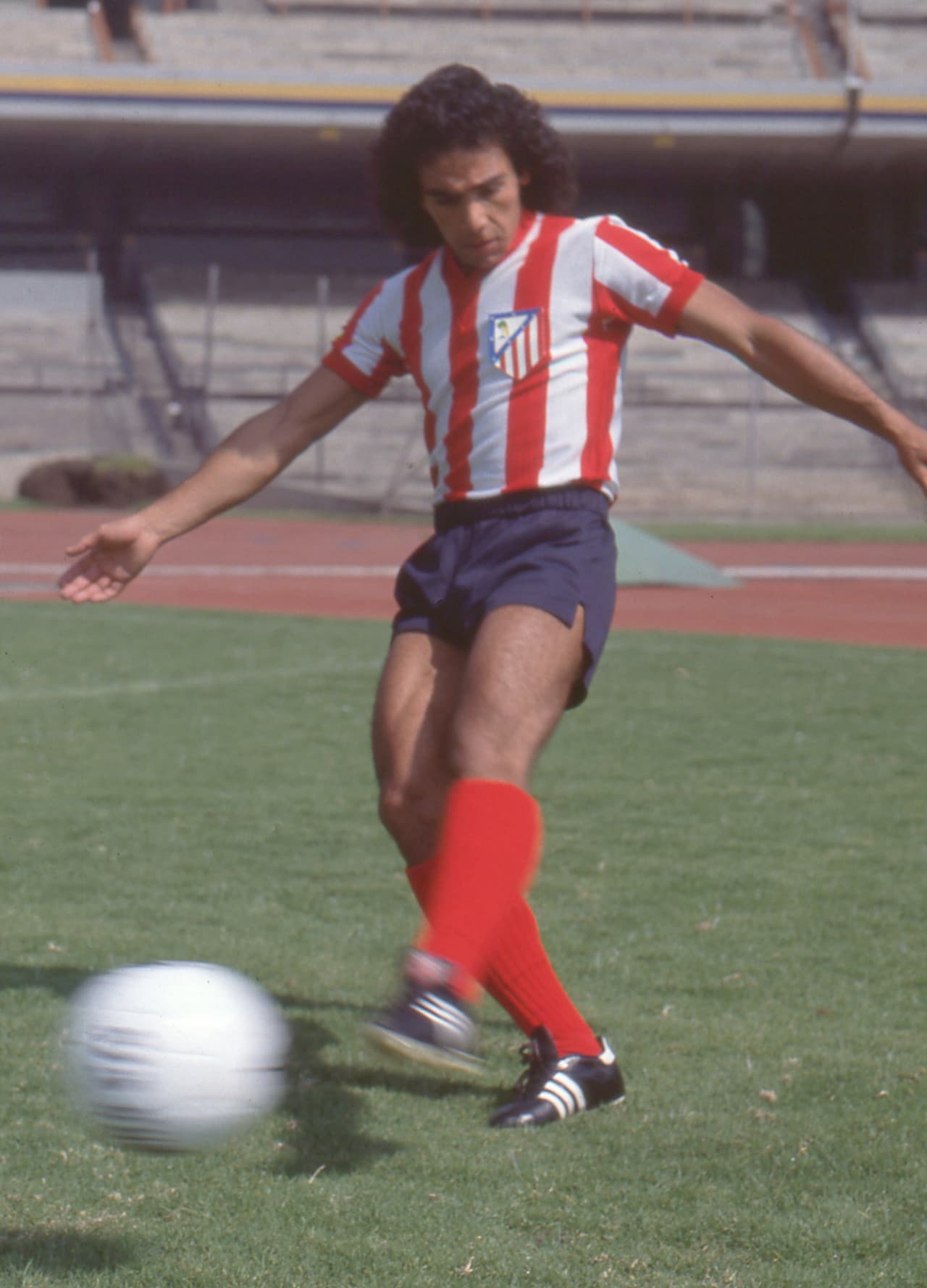 A sus 23 años, Hugo jugó su primer Derbi Madrileño el 26 de septiembre de 1981, partido que perdió el Atlético 2-1.