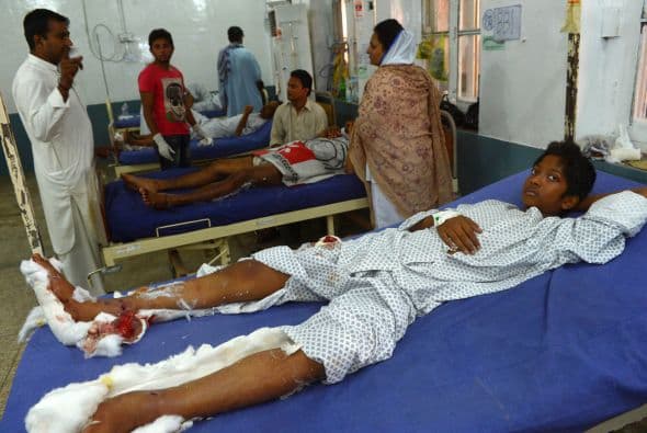 Pakistán amaneció conmocionado por la peor matanza cometida por los talibanes contra la comunidad cristiana, que costó la vida a más de ochenta personas y pone en jaque la estrategia de diálogo del Gobierno con los radicales. El último recuento ha elevado a 82 el número de fallecidos, que aún puede subir dado el estado crítico de varios de los más de 140 heridos ingresados en hospitales de la localidad noroccidental de Pesháwar, en una de cuyas iglesias se produjo la masacre. "No teníamos palabras ante el horror que teníamos delante", explicó hoy a Efe el director de la Liga Interconfesional de Pakistán (APIL), el cristiano Sayid Ishaq, quien visitó ayer junto a diversas autoridades regionales a las víctimas hospitalizadas. "No es solo un atentado contra nuestra minoría, sino también contra la humanidad de este país", dijo Ishaq, quien calificó la situación tras el ataque "como la peor sufrida hasta ahora por los cristianos paquistaníes".