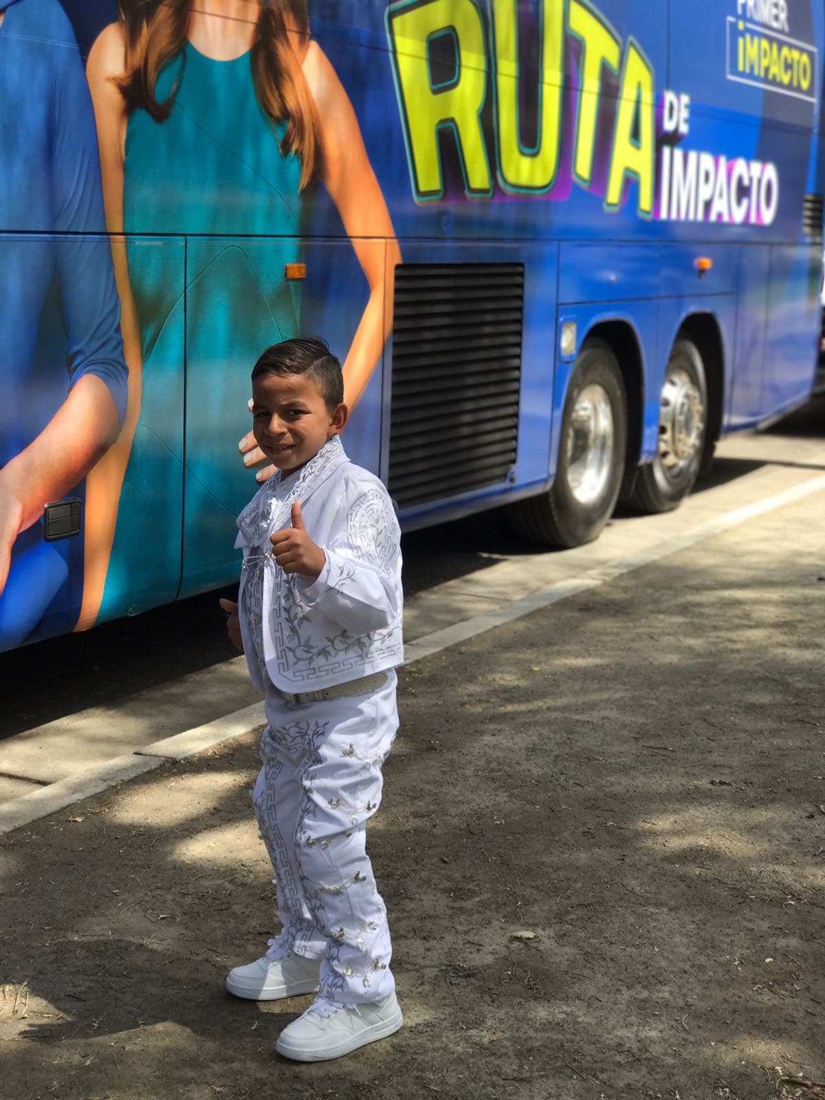 Marlon con el autobús de la Ruta.