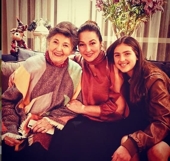 Cauduro, de 52 años, describió aquel momento como un "madrasazo" (un golpe fuerte): "Uno de repente cree que los hijos no se dan cuenta, porque empiezo a engordar con los años en los que ellos fueron creciendo.
<b><a href="https://www.univision.com/famosos/al-borde-del-llanto-eugenia-cauduro-revela-que-su-madre-padece-un-cancer-agresivo-desde-hace-tres-anos-fotos" target="_blank">Es durísimo</a></b>".
<br>