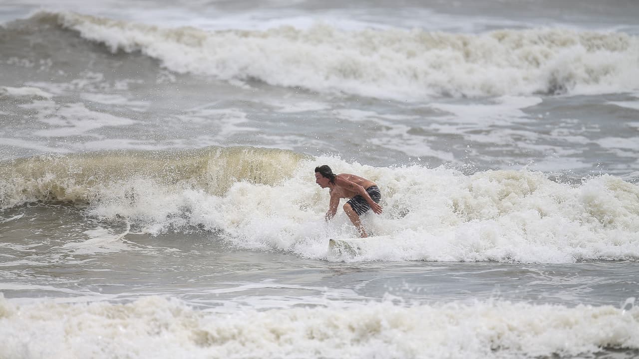 El huracán Laura está muy cerca de tocar tierra este miércoles en la noche y algunas personas han aprovechado la ocasión para surfear u observar el fuerte oleaje.