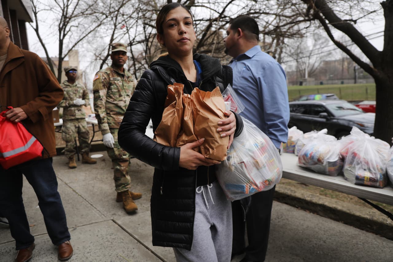Una de las primeras medidas fue hacer llegar las comidas a los estudiantes, y para ello el gobernador Cuomo activó la Guardia Nacional.