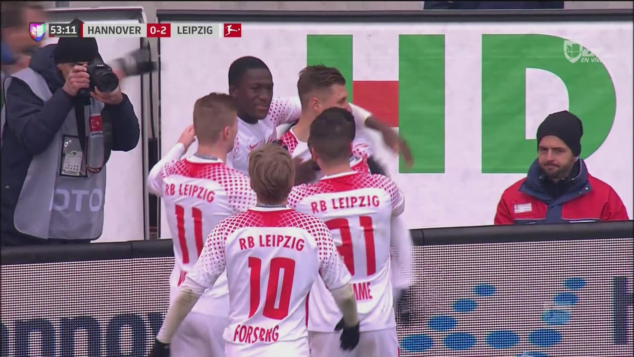 Willi Orban realiza un espectacular remate que coloca el 2-0 del Leipzig sobre el Hannover