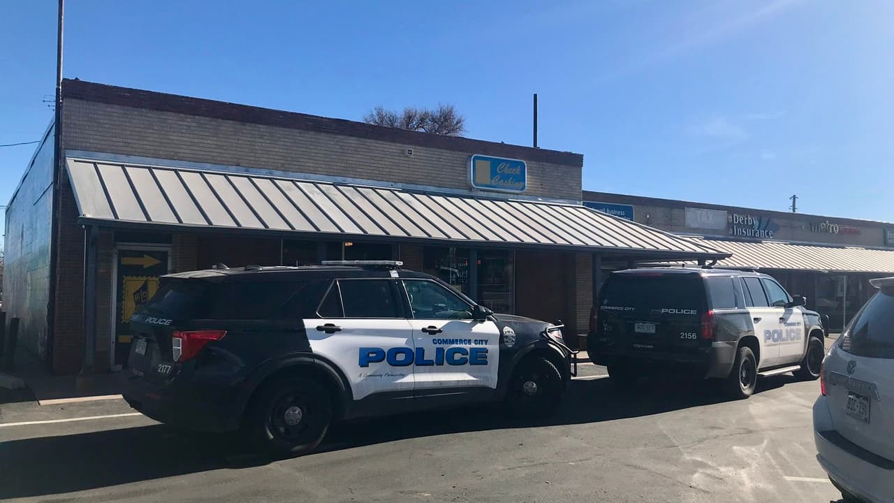 "Ladrón que roba a ladrón...":entraron a asaltar una tienda; pero les robaron a ellos mismos el carro y no pudieron escapar con el botín