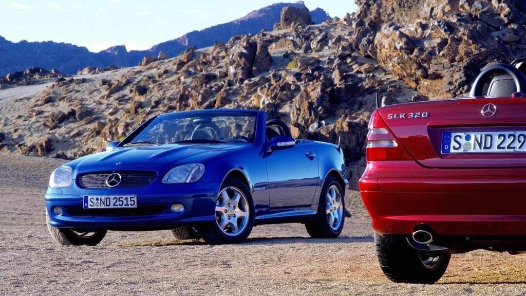 <b>4. Mercedes-Benz SLK </b>: Las personas que compran un Mercedes-Benz SLK nuevo, lo mantienen en su poder un promedio de 9 años. 
<br>
<br>En la imagen se ven dos modelos Mercedes-Benz SLK 2000.