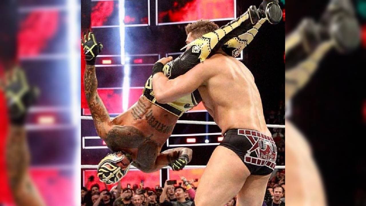 Rey Misterio doblegando con una espectacular tijera.