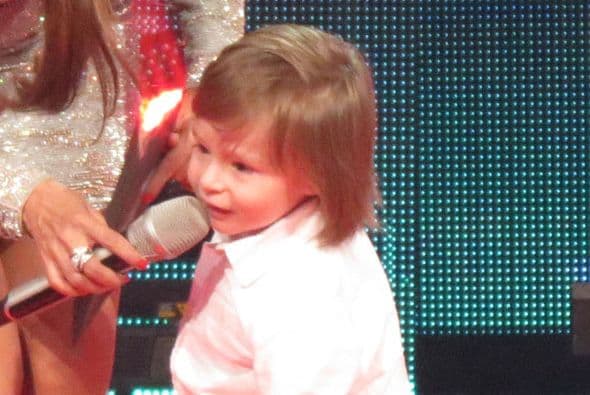 Dedicándole unas palabras a la gente.