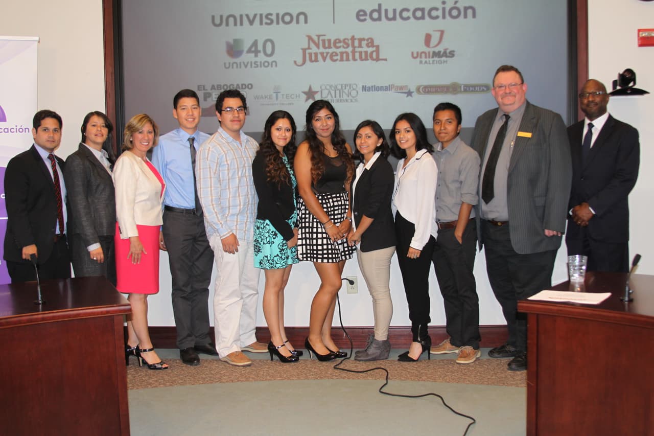 Como todos los años, Univision 40 hizo entrega de las becas Nuestra Juventud en una recepción que se llevó a cabo en las instalaciones del Western Campus de Wake Tech. Esta iniciativa que lleva 12 años, otorga becas a jóvenes hispanos destacados de todo el estado. Los estudiantes reciben $1,000 cada uno, que serán usados para pagar la matricula en la universidad. Estudiantes, familiares, patrocinadores y miembros de la comunidad se reunieron para celebrar la culminación de sus estudios y su siguiente paso hacia la universidad.