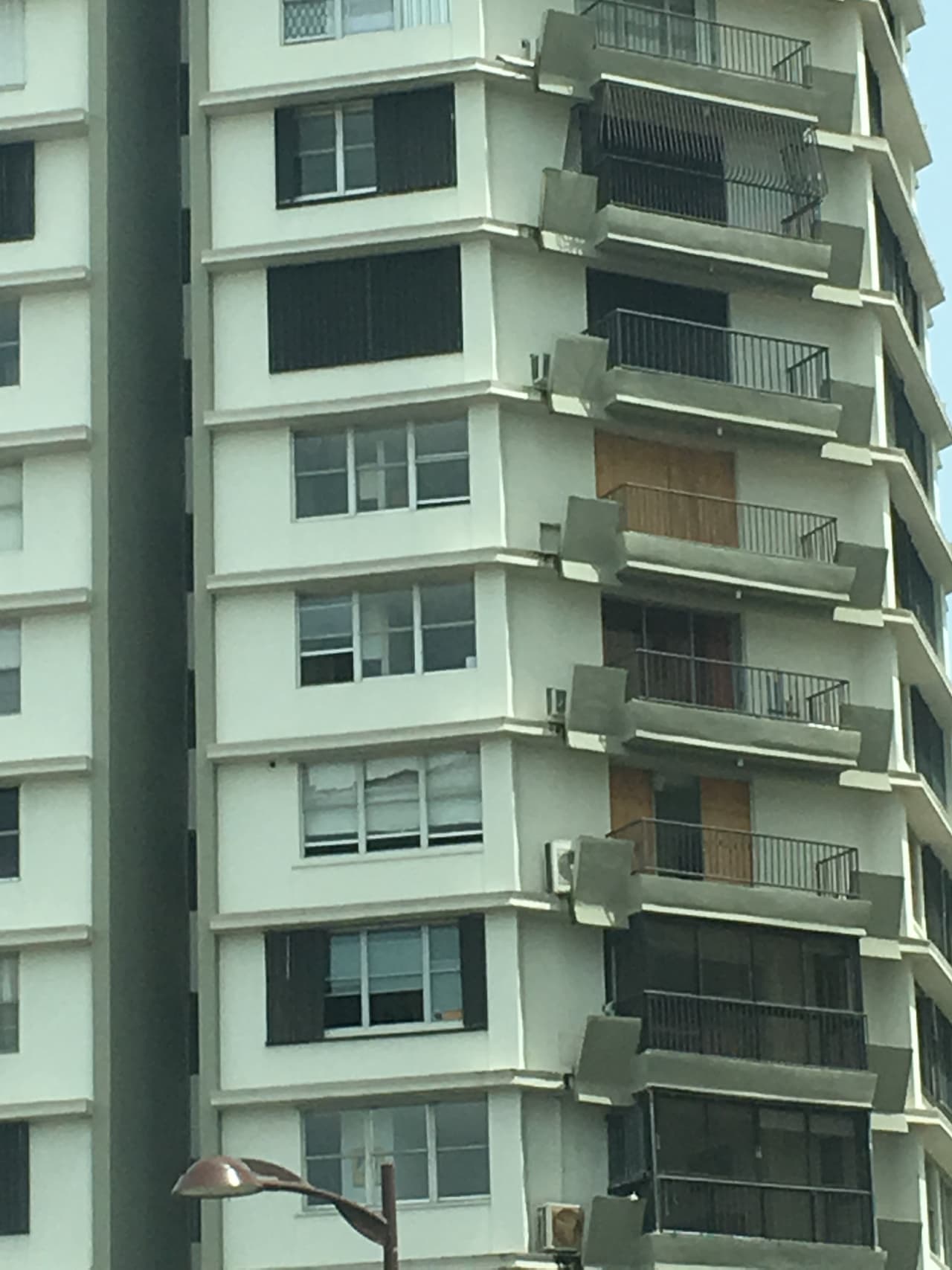 Algunos edificios muestran todavía los daños del paso del huracán.