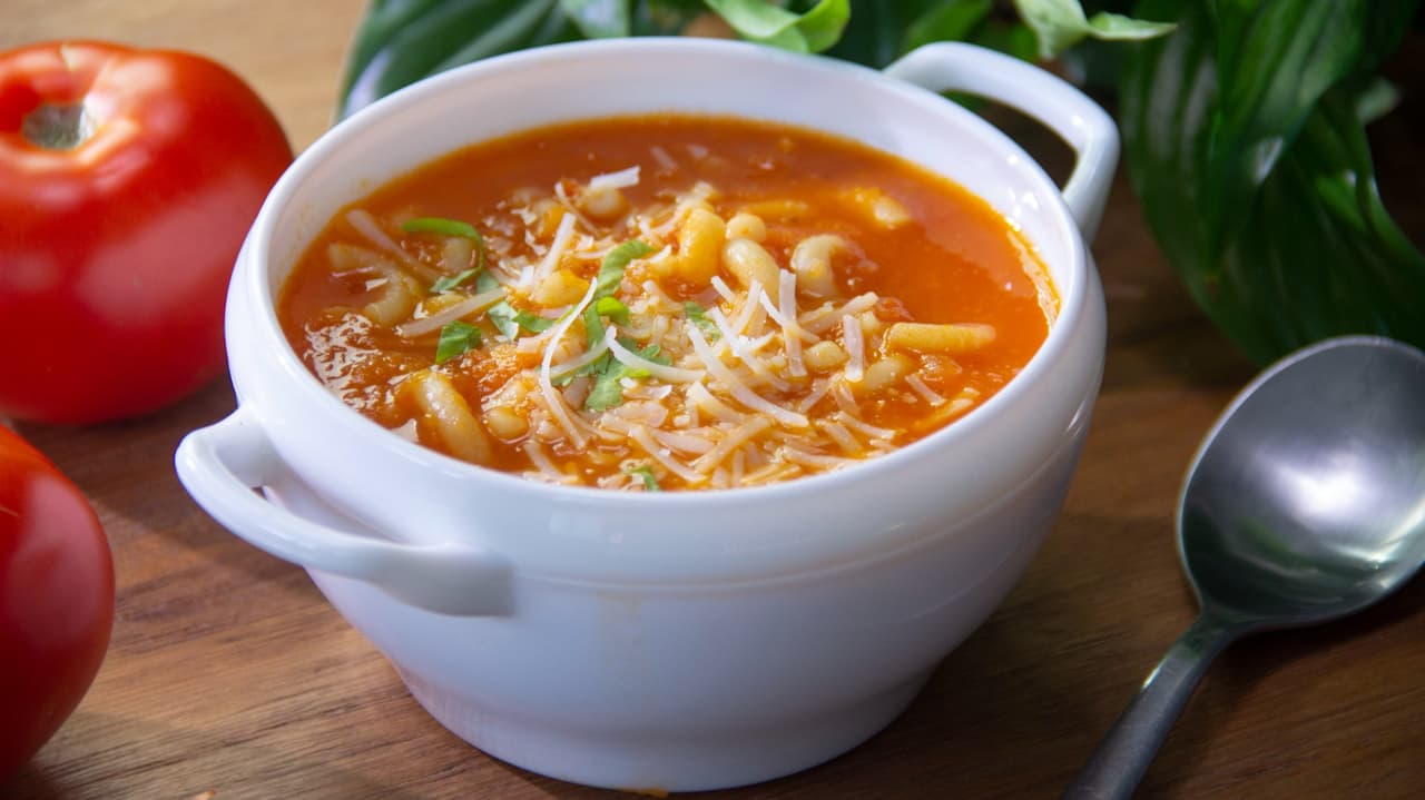 Sopa de pasta con tomate y queso ¡la combinación perfecta!