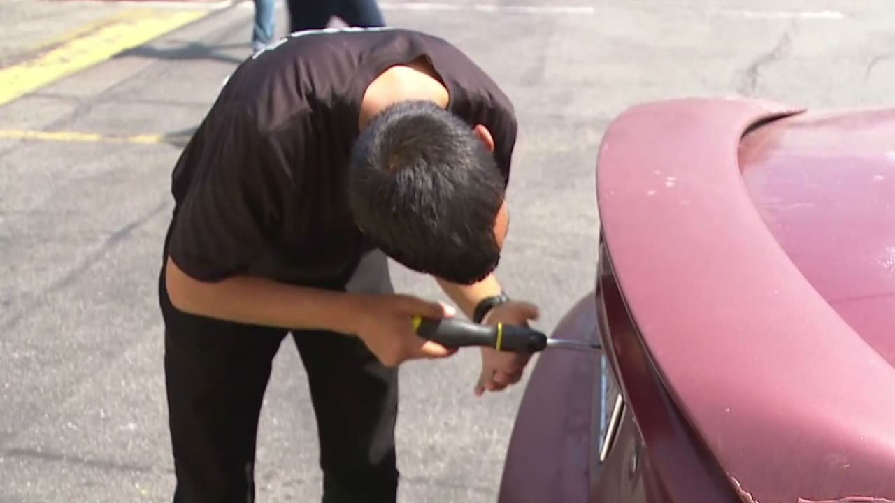 Policía de Los Ángeles denuncia el robo de cientos de placas de vehículos para cometer delitos